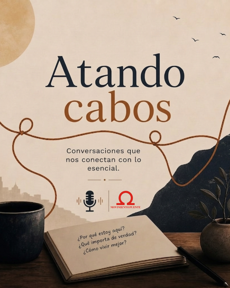 Portada del podcast Atando Cabos con una cuerda, un micrófono y un cuaderno con preguntas sobre el sentido de la vida.